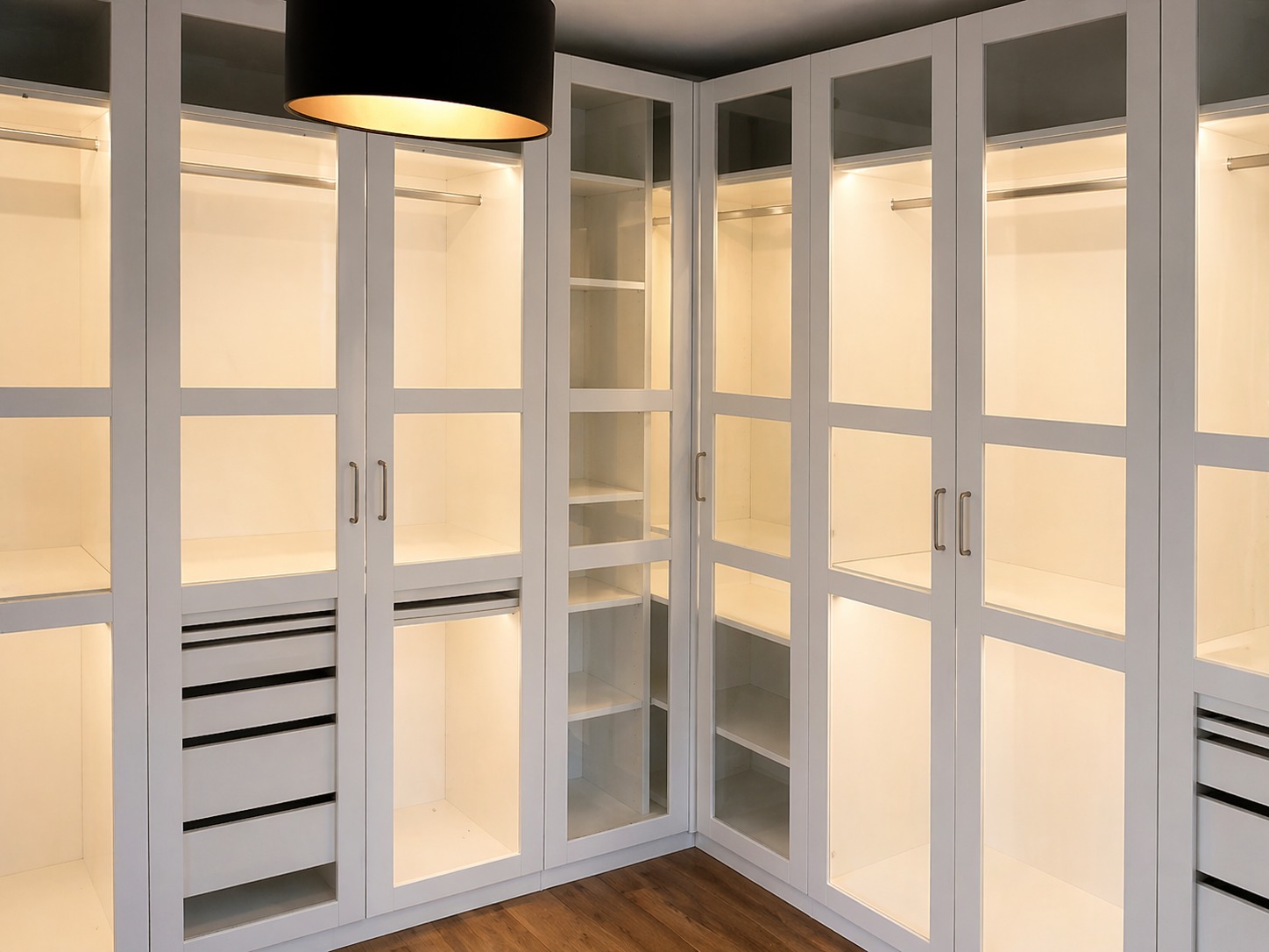 Glasfront-Schränke mit Spiegelelement