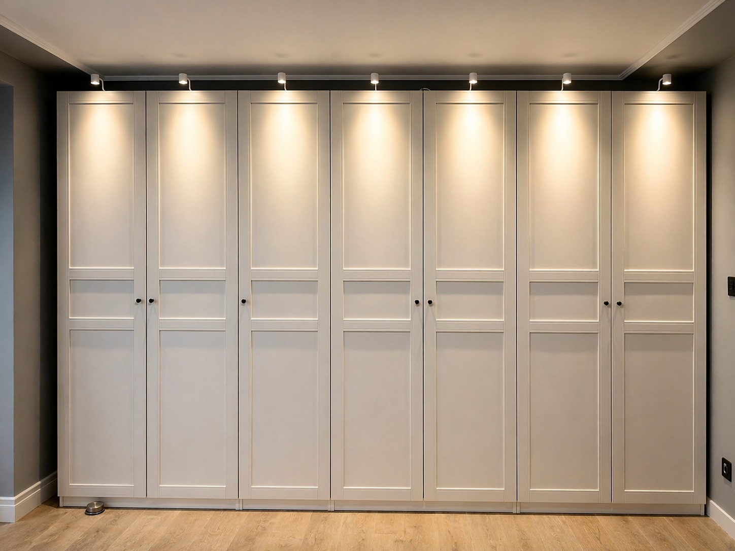 Schrankwand mit Spiegel in der Mitte